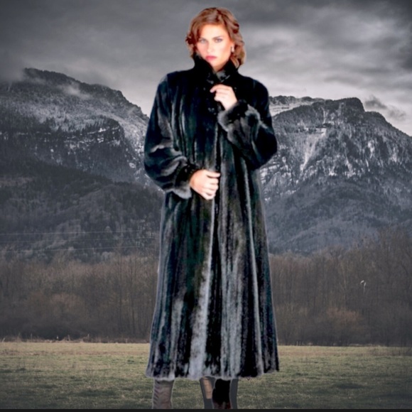 The Perfect Look of a Ranch Mink Coat, Female Skins - Picture 1 of 16